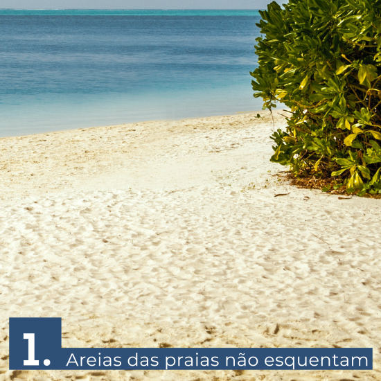 As areias são compostas por pedaços de coral e conchas, que refletem a luz solar e não absorvem calor. Assim, você pode caminhar descalço na praia sem se queimar.