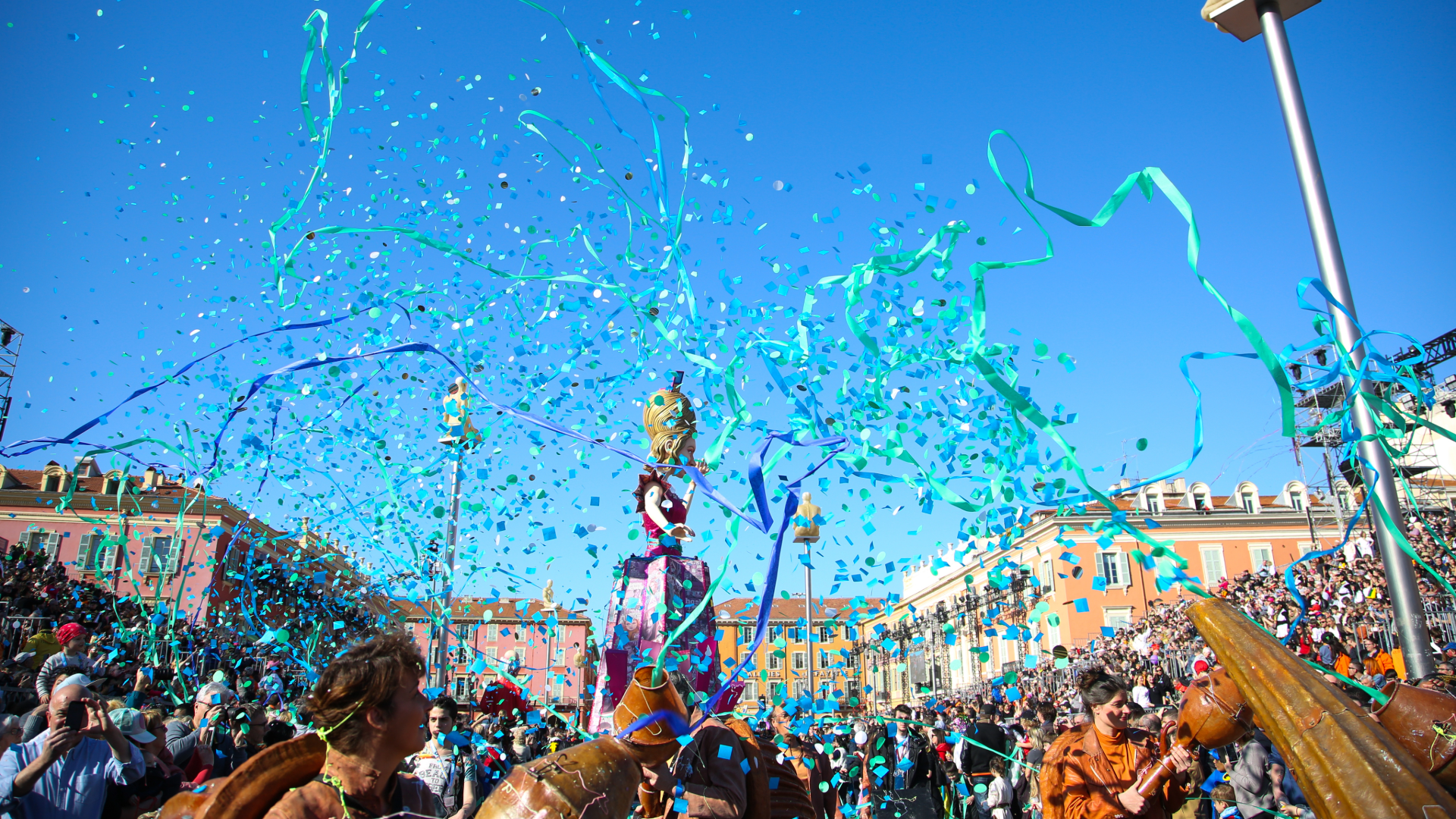 Carnaval de Nice - Côte d'Azur: Um dos maiores carnavais do mundo, realizado em fevereiro, com desfiles de carros alegóricos, música e danças.