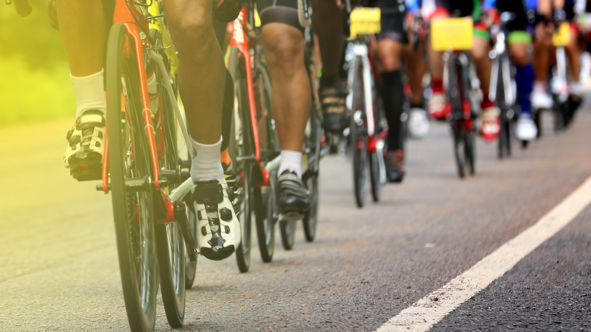 Tour de France - Julho: A famosa corrida de ciclismo que percorre diversas regiões da França, atraindo milhões de espectadores ao longo de suas etapas.