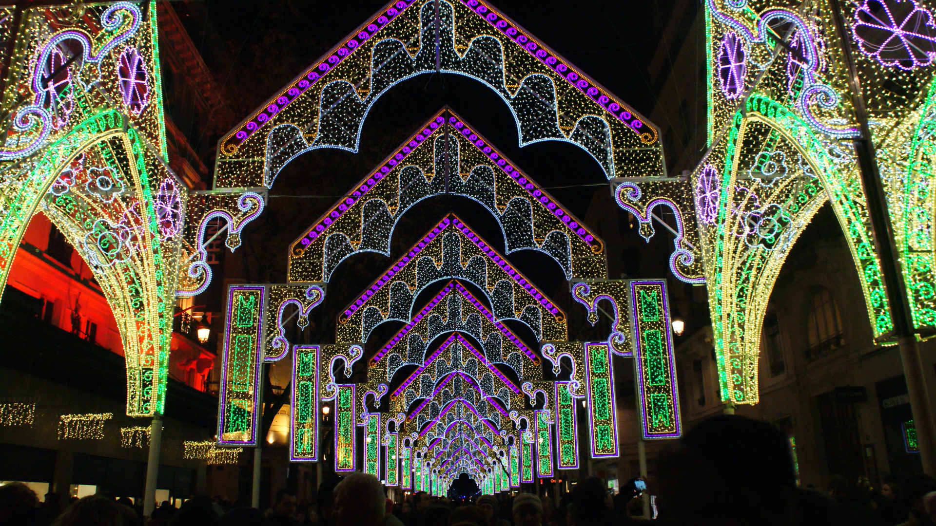 Festa das Luzes (Fête des Lumières) - Lyon: Celebrada em dezembro, este festival ilumina a cidade com instalações artísticas e fogos de artifício, atraindo milhões de visitantes.